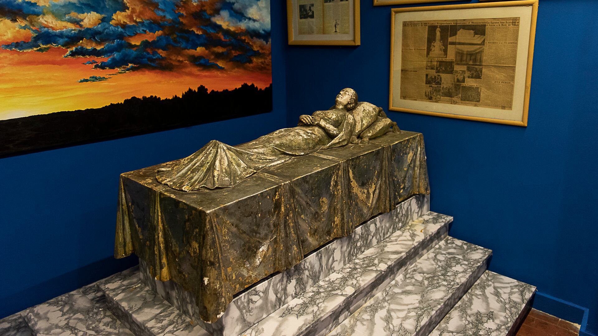 Réplica del sarcófago que se construiría para alojar el cuerpo de Eva. Fue ocultada por la familia Pallarols durante la proscripción del peronismo y actualmente se encuentra expuesta en el taller-museo de Juan Carlos Pallarols, en San Telmo (Gustavo Gavotti)