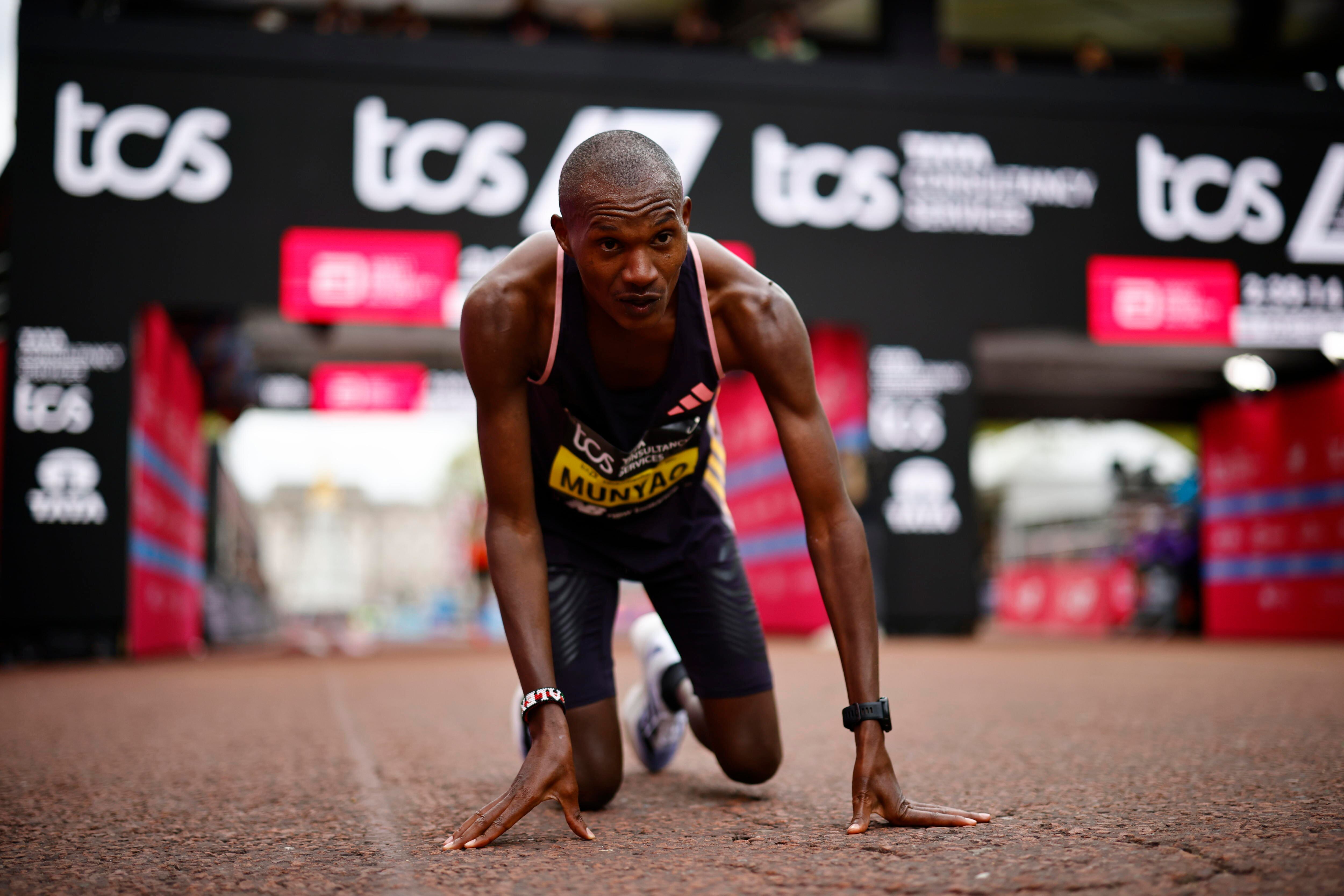 El keniano Alexander Mutiso Munyao termina primero en la carrera masculina del Maratón de Londres, Gran Bretaña. EFE/EPA/TOLGA AKMEN
