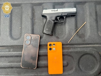 Los policías aseguraron una motocicleta y un arma de fuego al detener a dos hombres de 22 años señalados como posibles responsables de la agresión. (Crédito: SSC)