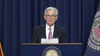 El banco central estadounidense (Fed) subió el miércoles en medio punto porcentual sus tasas de interés de referencia, el primer aumento de esta magnitud desde el año 2000, para tratar de controlar la inflación récord, y señaló que nuevas alzas "se justificarán" a futuro.