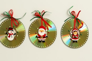 Adornos navideños elaborados con CDs