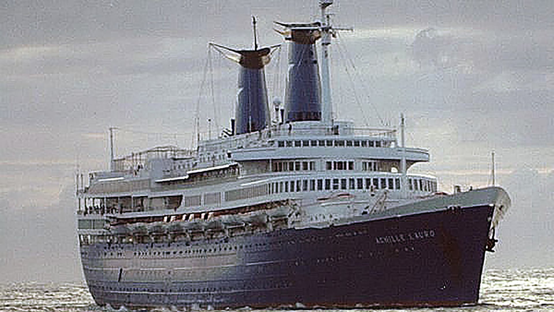 El Achille Lauro navegó décadas marcado por accidentes, incendios y un secuestro que lo volvió tristemente célebre