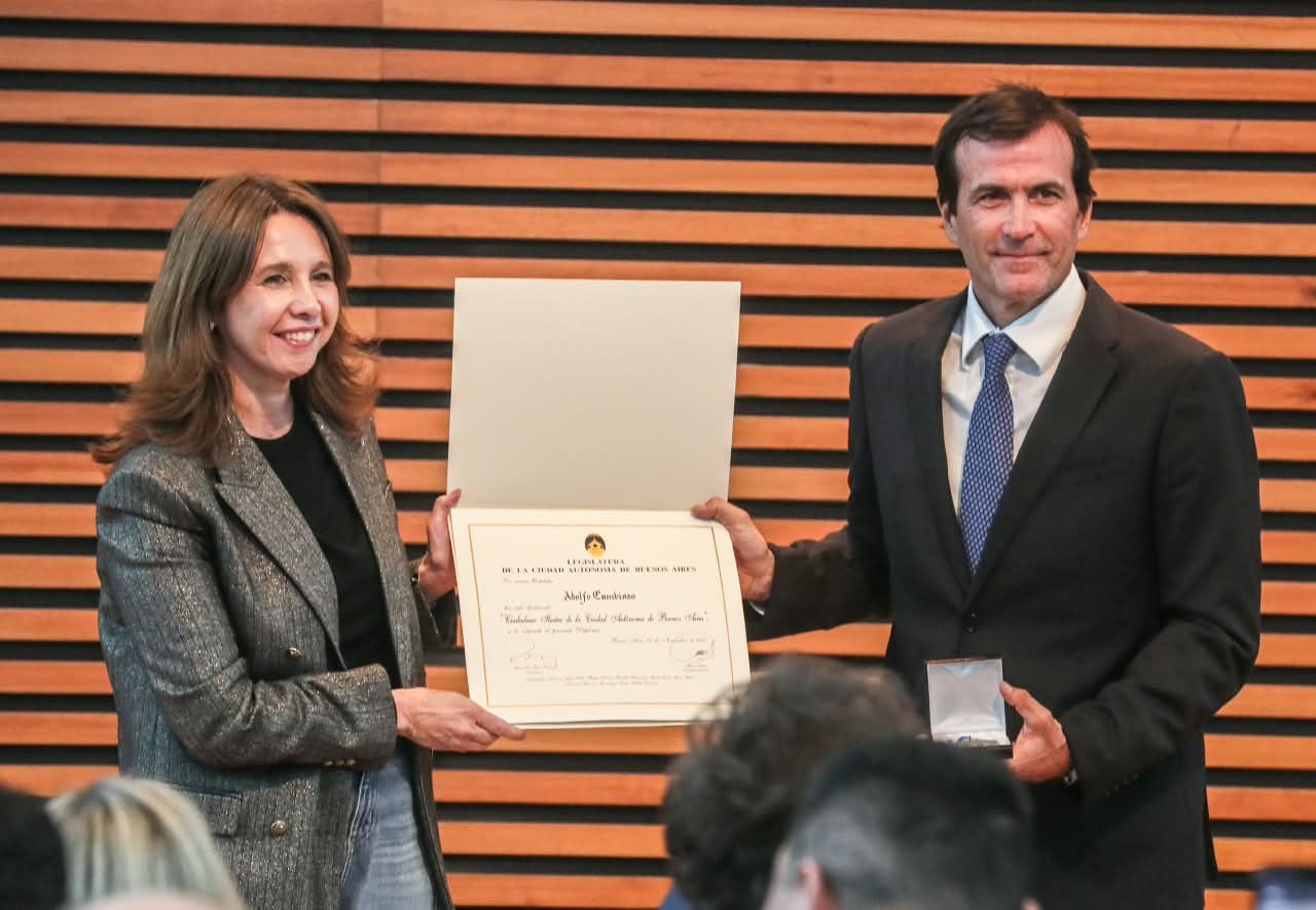 La jefa del bloque de La Libertad Avanza en la Legislatura porteña, Pilar Ramírez, le entregó a Cambiaso la “Declaración de Ciudadano Ilustre” de la Ciudad Autónoma de Buenos Aires