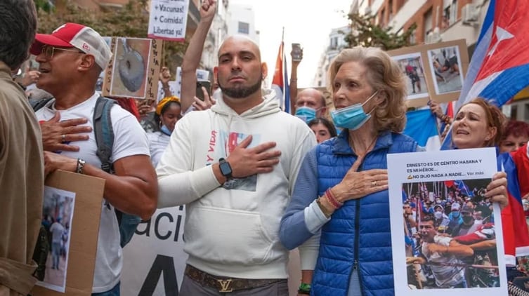 Activistas cubanos en España denunciaron trabas consulares e intimidaciones durante la gestión de sus pasaportes en Madrid. (Imagen retomada de Diario de Cuba)