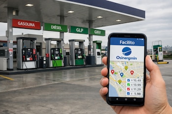 Mano con teléfono móvil que muestra la aplicación Facilito de Osinergmin y un mapa de precios. Estación de servicio con surtidores de gasolina, diésel, GLP y GNV.
