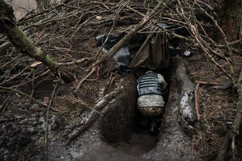 Un militar ucraniano ingresa a