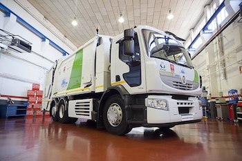 Camión híbrido de Urbaser que