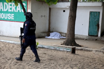 ACAPULCO, GUERRERO, 30AGOSTO2019.- Un joven fue asesinado esta tarde en el área de baños públicos de la concurrida playa Papagayo de Acapulco. Policías estatales fueron los primeros en llegar a la escena para resguardan el lugar, mientras que el Servicio Médico Forense trasladó el cuerpo en calidad de desconocido.
FOTO: CARLOS ALBERTO CARBAJAL /CUARTOSCURO.COM