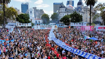 La larga bandera con los