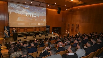El encuentro del Ministerio se llevó adelante en el Centro Cultural de la Ciencia (C3) bajo el título “Sistemas autónomos: el dominio de los Vectores No Tripulados. UAVs (aéreos), USVs (marítimos) y UGSv (terrestres)” (Fotos: Fernando Calzada)