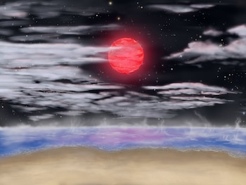 Cielo oscuro con nubes y estrellas, una gran esfera roja brillante, un océano con vapor, una playa de arena