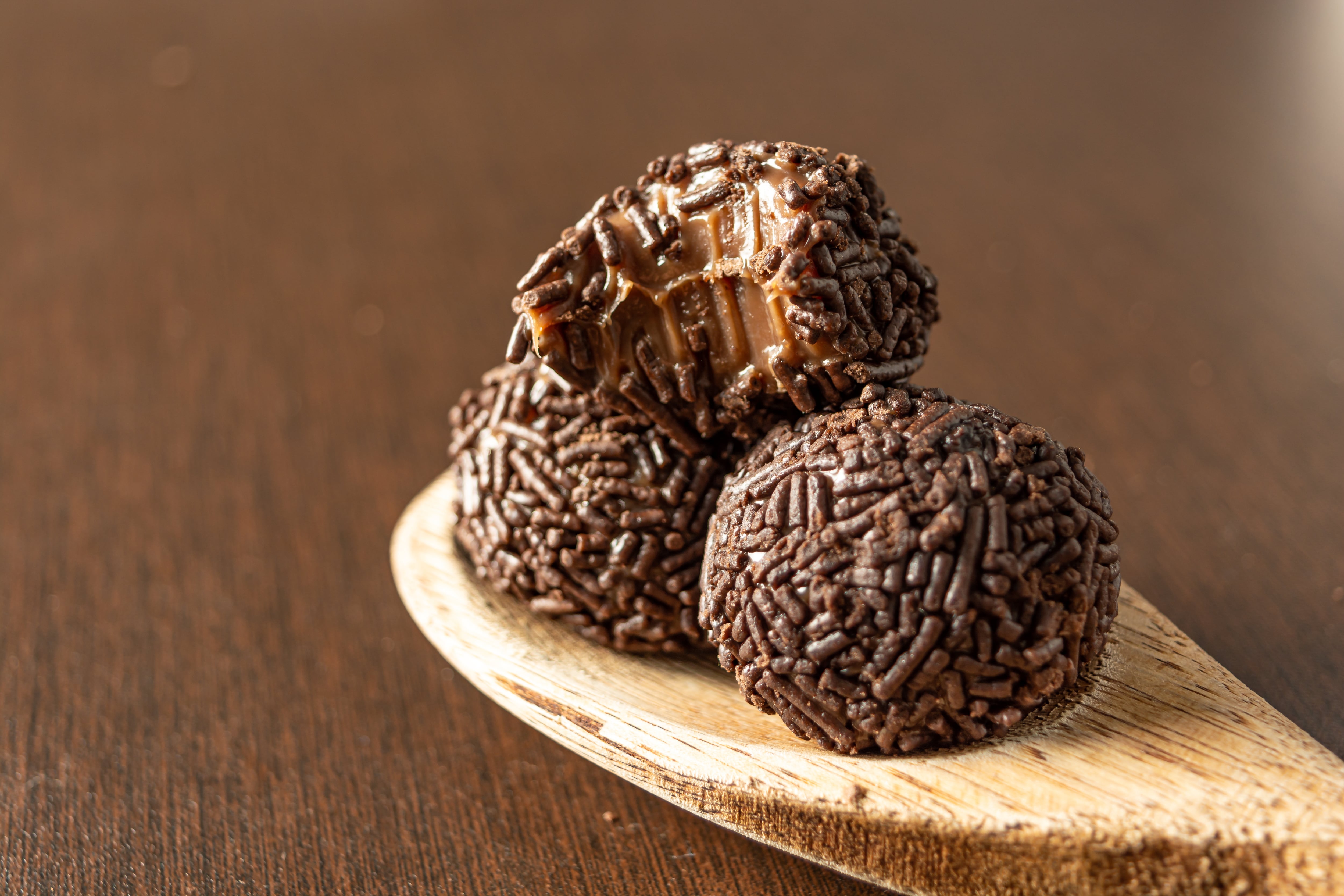 Sorprende a tus invitados con estas ricas trufas de chocolate y leche condensada