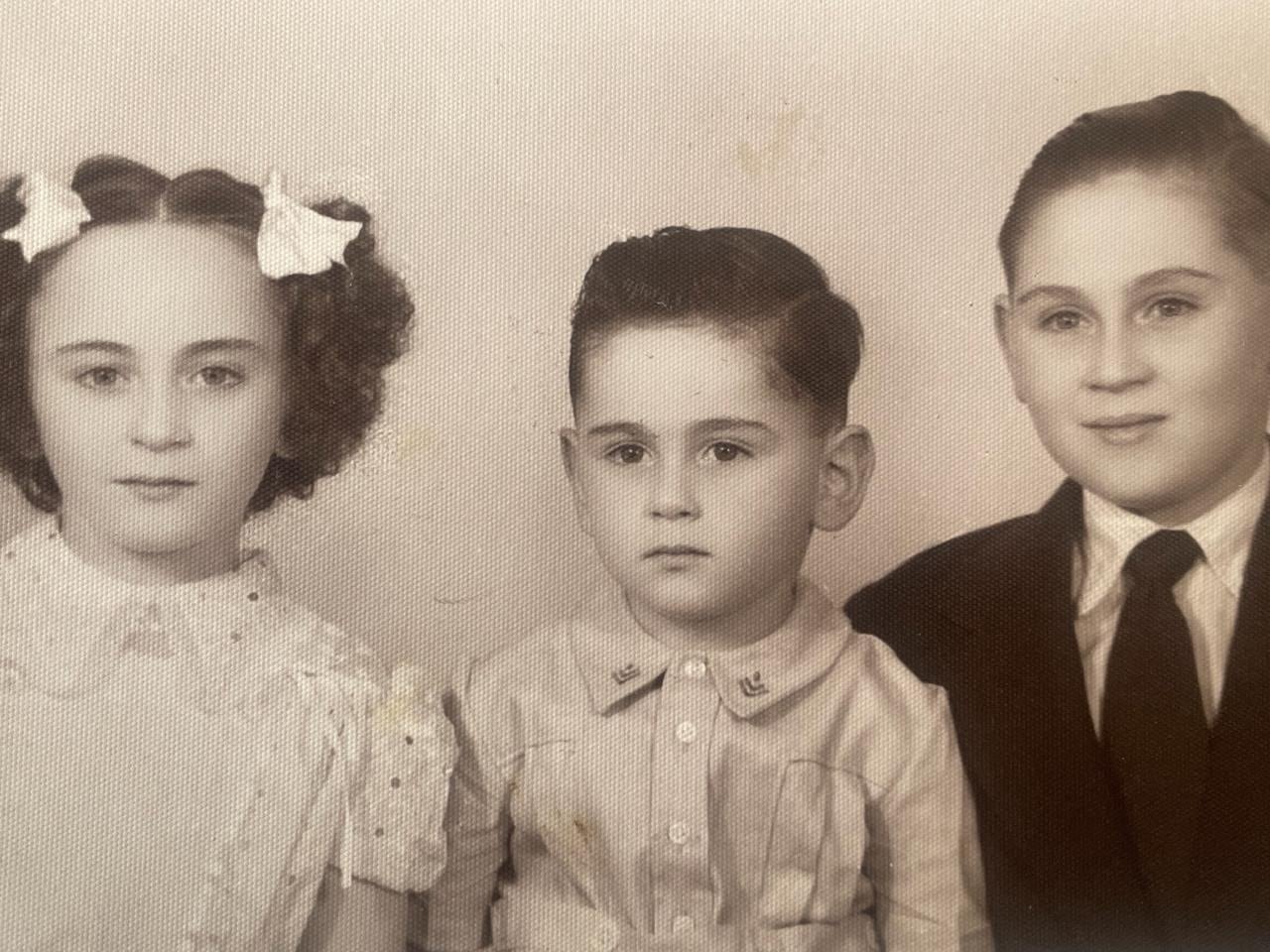 Chiche Gelblung entre sus hermanos, Víctor (4 años mayor que él) y Gladys (4 más grande que el periodista). Fue el menor hasta la llegada de Olga, 7 años menor (1)