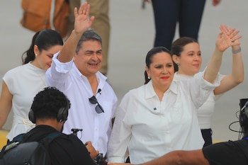 El expresidente hondureño Juan Orlando Hernández (2-i) fue captado, este 26 de julio, al saludar a su llegada al Aeropuerto de Palmerola, en Comayagua (Honduras). EFE/Gustavo Amador