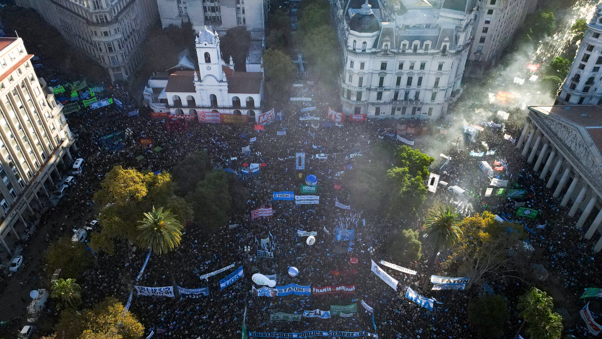 Miles de personas reclamaron por la aplicación de la Ley de Financiamiento Universitario (REUTERS)