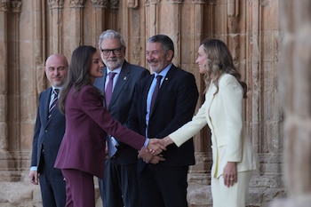 La Reina Letizia (2i), acompañada de la presidenta de la Asociación , Laia Rogel (d), el delegado del Gobierno en Catalunya, Carlos Prieto (i), el alcalde de Lleida, Félix Larrosa (c), y el conseller de Empresa, Miquel Sàmper (2d), se reúne con la Associació de Dones Empresàries de Lleida, a 9 de abril de 2026, en Lleida (David Zorrakino / Europa Press)