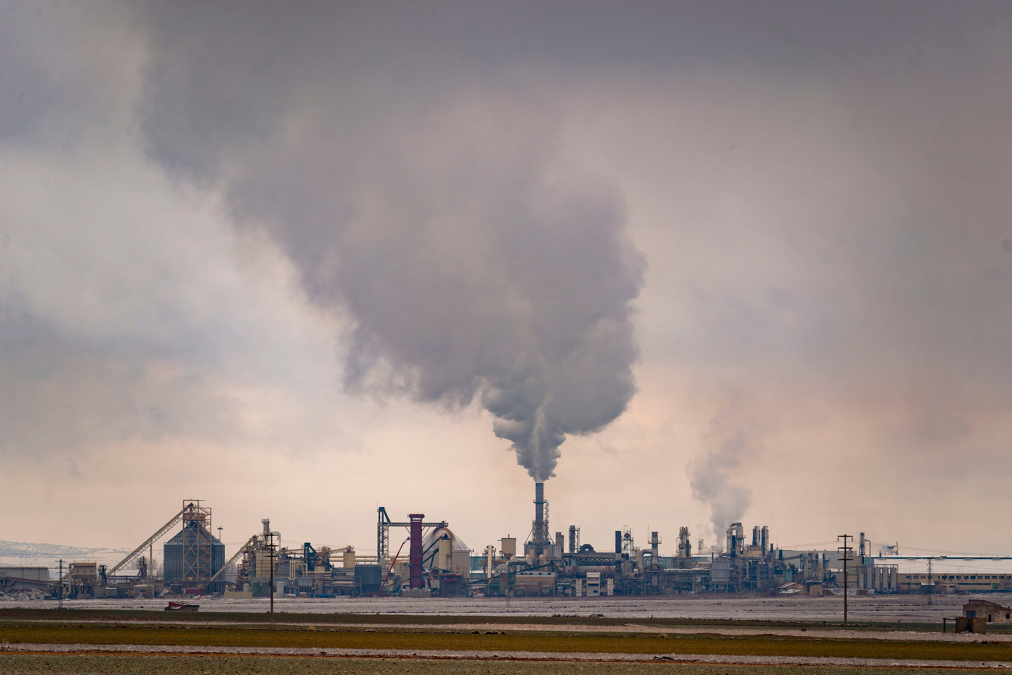 Fotografía de archivo de la contaminación generada por una fábrica. EFE/Antonio García
