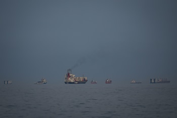 Petroleros y mercantes esperan en