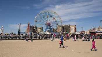 Nueva York inicia la temporada de playas con más socorristas pese a la escasez nacional