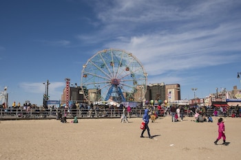 De acuerdo al diario estadounidense, durante el verano pasado, la ciudad contó con 1.082 socorristas distribuidos entre playas y piscinas públicas, la cifra más alta desde 2019 y un incremento del 23 % en nuevos reclutas respecto al año anterior. Foto: Pixabay