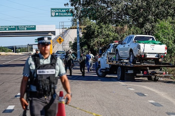 Integrantes de la Fiscalía General del Estado resguardan la zona donde se hizo el reporte de una camioneta en cuya caja se encontraron al menos cinco cuerpos sin vida cubiertos con una lona de color verde, en la autopista Benito Juárez 'La Costera' en Culiacán, estado de Sinaloa (México). Imagen de archivo. EFE/ José Betanzos