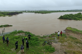 Fotografía aérea que muestra a personas observando las inundaciones en la localidad de Chanduy en Santa Elena (Ecuador). EFE/ Gerardo Menoscal