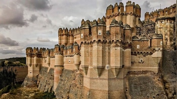 El castillo mejor conservado de España: una joya del siglo XV con galerías subterráneas que ayuda a comprender cómo se vivía al final de la Edad Media