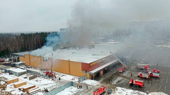 Incendio en un centro comercial en Balashikha, a las afueras de Moscú (Servicio de prensa del Ministerio ruso de Emergencias via AP)