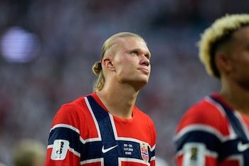 Erling Haaland abandona el campo de juego tras perder vs Inglaterra. (AP Foto/Rebecca Blackwell)