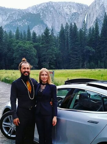 A medida que el estado mental del doctor se deterioraba, Flores y Moore disfrutaban del lujo y la influencia, financiando su vida con los recursos de Sawusch mientras organizaban eventos y celebraciones en su casa (Foto: Anna Moore/Facebook)