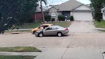 Repartidora de DoorDash es atropellada por un auto que huía de la policía en Houston y aun así entregó el pedido