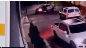 Presuntamente unos policías huyeron al