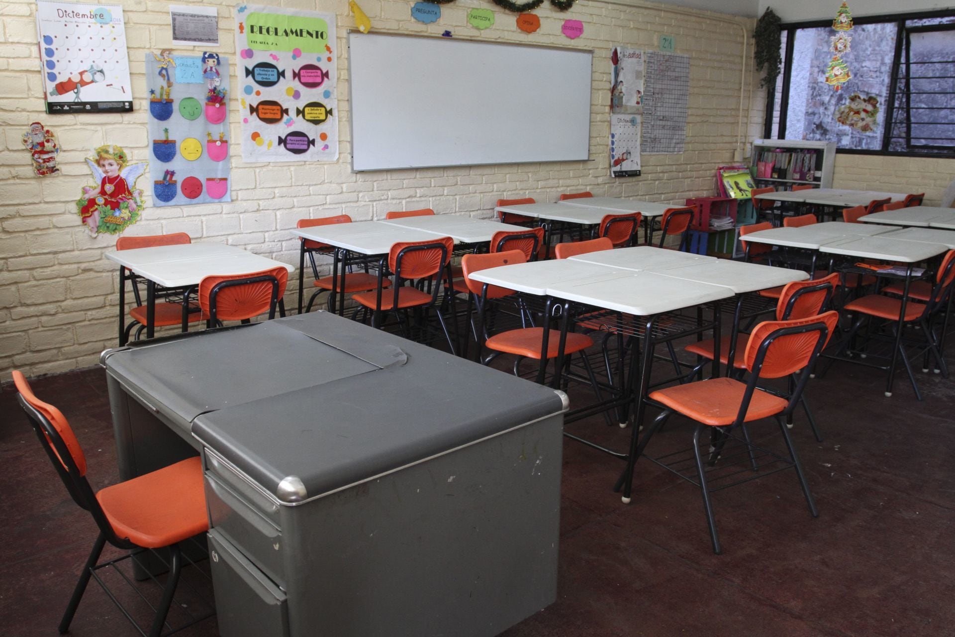 MÉXICO, D.F., 07ENERO2016.- Con un abstencionismo notable, pocos alumnos regresaron a la escuela esta mañana después de que concluyó el periodo vacacional de invierno. En la Escuela Primaria Guadalupe Ceniceros de Zavaleta sólo se presentaron un promedio de 44 niños de un aproximado de 200 alumnos. Debido al gran abstencionismo, los estudiantes que arribaron a la escuela fueron agrupados en un sólo salón por grado escolar. FOTO: MARÍA JOSÉ MARTÍNEZ /CUARTOSCURO.COM