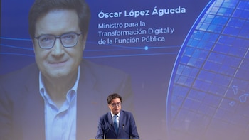 López defiende la complejidad del traslado al puerto de Ceuta y afea al PP que "pone velas para que salga mal"