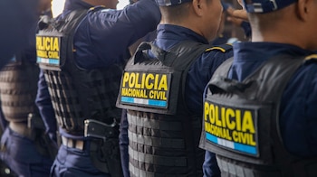 Siete agentes de la Policía Nacional Civil de Guatemala afrontan cargos por la sustracción y venta ilegal de armas y municiones.