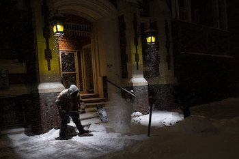 Kevin Foster quita nieve de