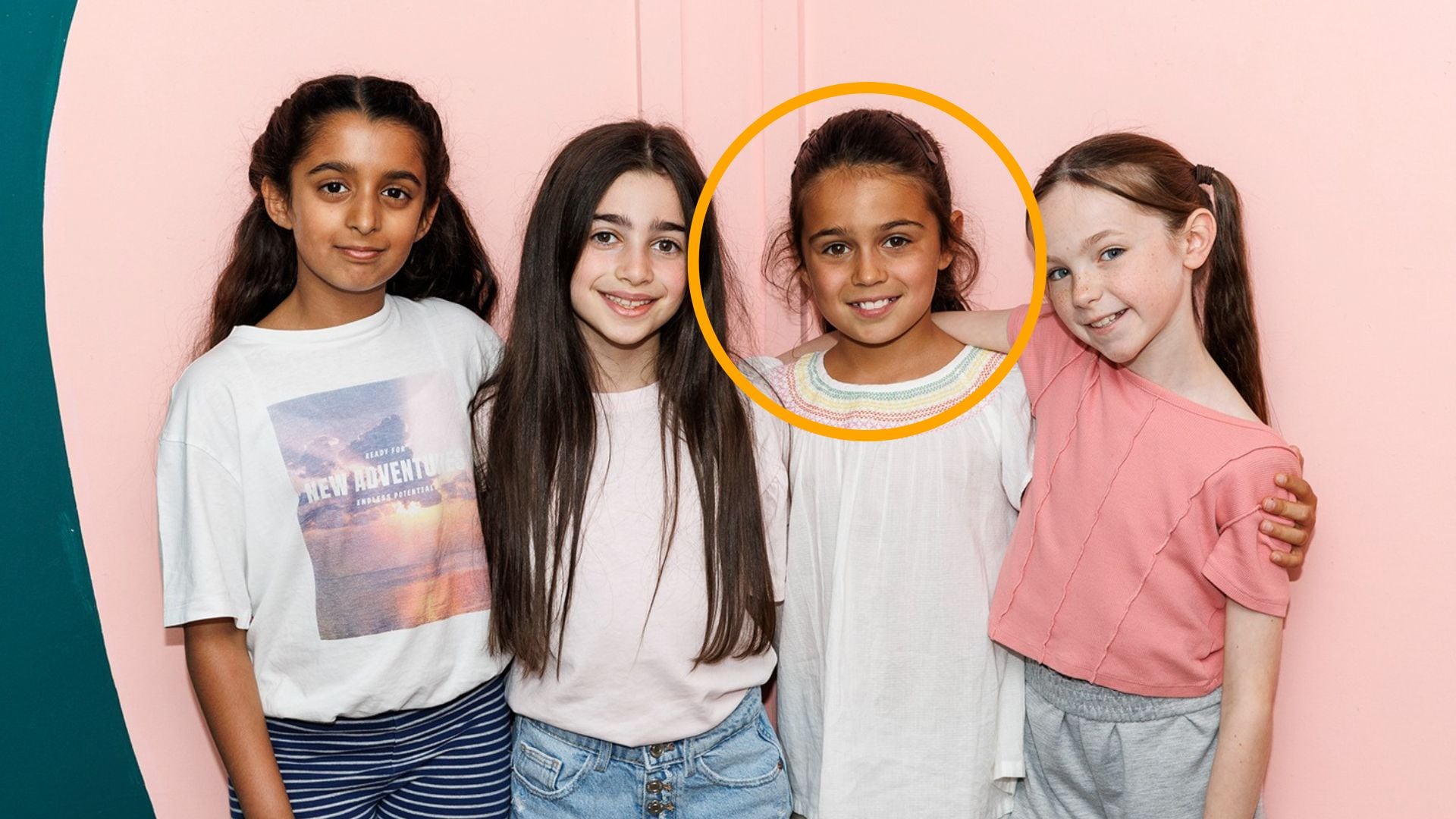 Arabella Stanton junto a las actrices infantiles de la obra