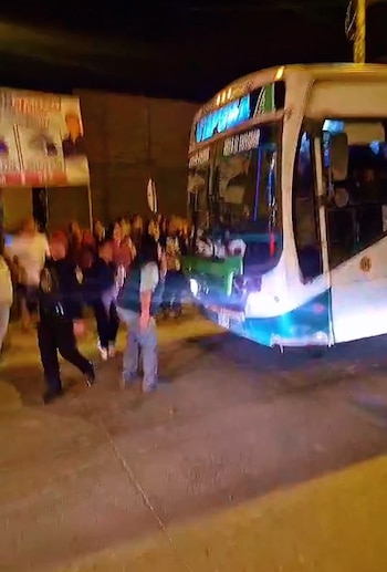 Bus de Vipusa fue atacado a balazos en Villa El Salvador: conductor recibió cinco impactos. Captura: X.