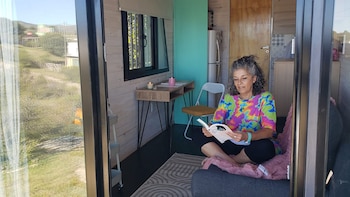 Es jubilada, tiene 64 años y construyó una minicasa de 15 metros cuadrados en las sierras cordobesas: “Es mi refugio energético”