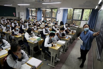 Una profesora da clases a