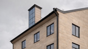 Qué es la chimenea solar: una técnica clásica para enfriar tu casa que se usa en edificios sostenibles