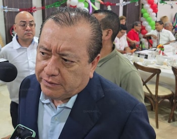 El exrector de la Universidad Autónoma de Guerrero Javier Saldaña reconoce el triunfo de Mojica por "un acuerdo".
Crédito: Sergio Robles / Quadratín Guerrero