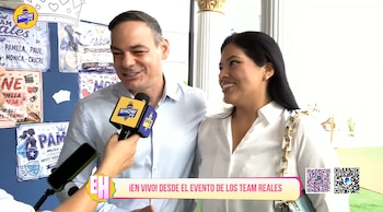 Un hombre y una mujer son entrevistados con un micrófono de Show.PE frente a una pared con pósteres y un banner con texto