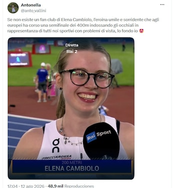 Joven sonríe y viste una camiseta deportiva blanca con gafas, con un micrófono de Rai Sport al frente y una pista de atletismo borrosa al fondo