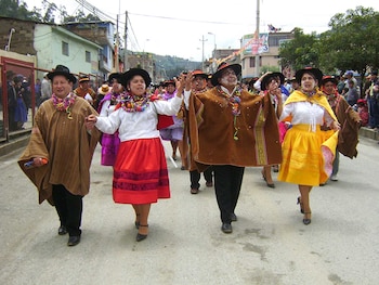 La pandillas danzan por las