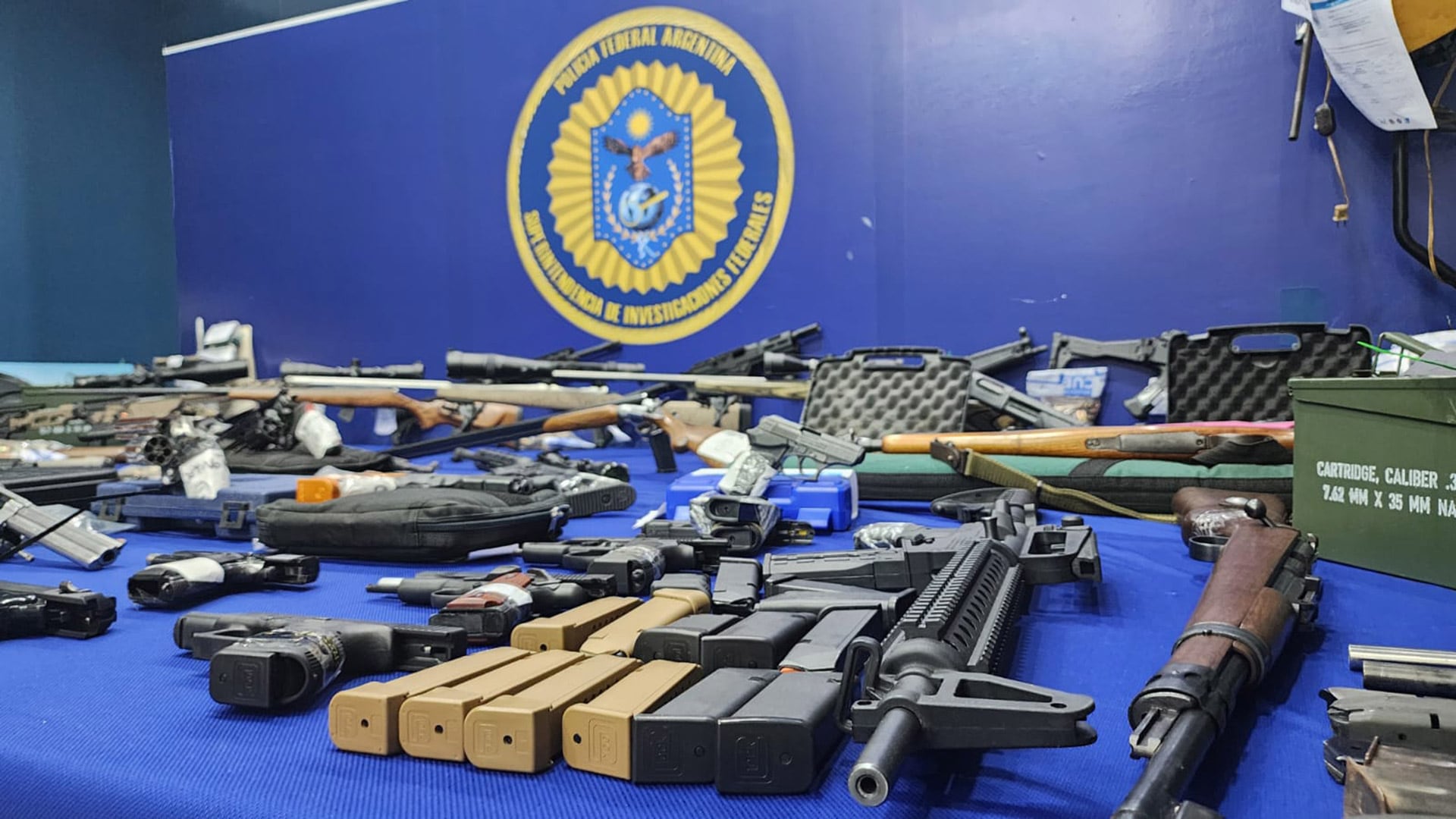 Parte de las armas incautadas por la PFA