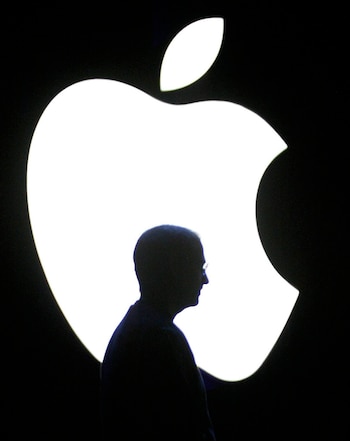 Steve Jobs pospuso la intervención quirúrgica durante nueve meses para aplicar tratamientos alternativos como dietas y acupuntura (EFE/JOHN G. MABANGLO)