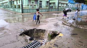Un socavón en la esquina de Amenidad y Cruz del Padre, en el municipio de Cerro, acumula agua y basura tras las lluvias./ (14ymedio)