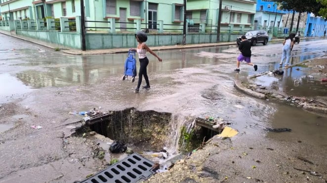 Un socavón en Cerro se llena de agua y amenaza a peatones y conductores tras las lluvias
