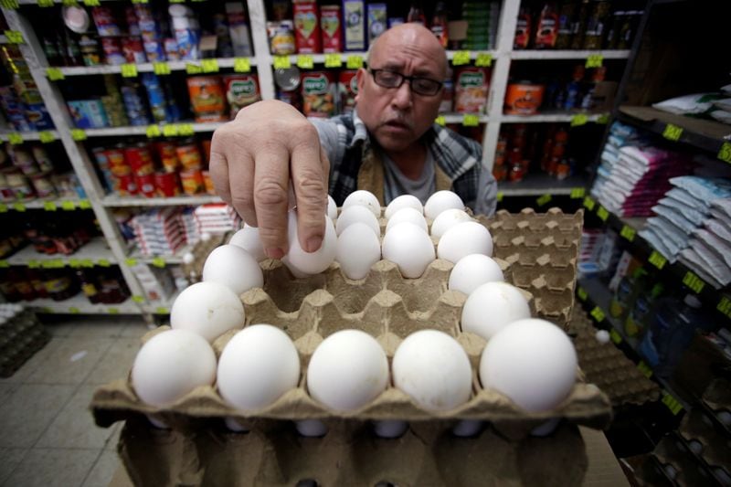 Imagen de archivo. Un vendedor coloca huevos en su negocio, en el mercado mayorista